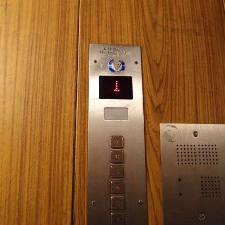 Langweile im Fahrstuhl