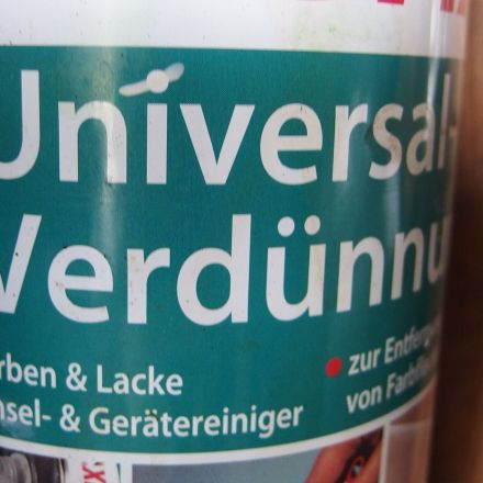 Lasur und Farben aus Bekleidung mit Verdünner entfernen