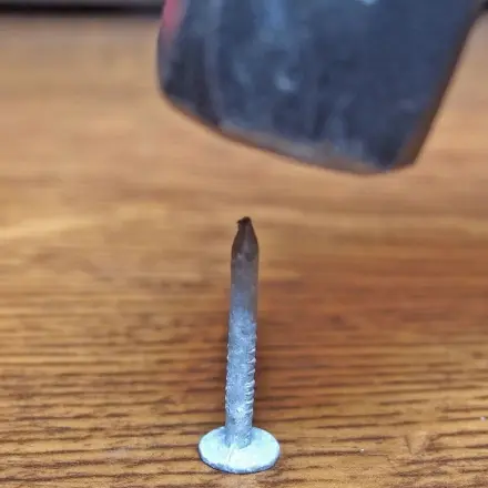 Spaltung des Holzes vermeiden (Nageln)