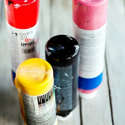 Lästige Haut in Farbdosen vermeiden