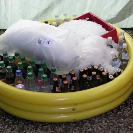 Getränke kühlen mit Planschbecken und Eis