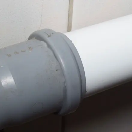 Abflussrohre lassen sich schwer zusammenstecken