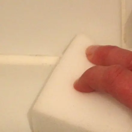 Silikon mit Schmutzradierer entfernen