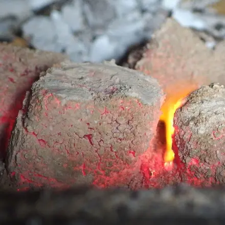 Grillkohle brennt in 2 Minuten