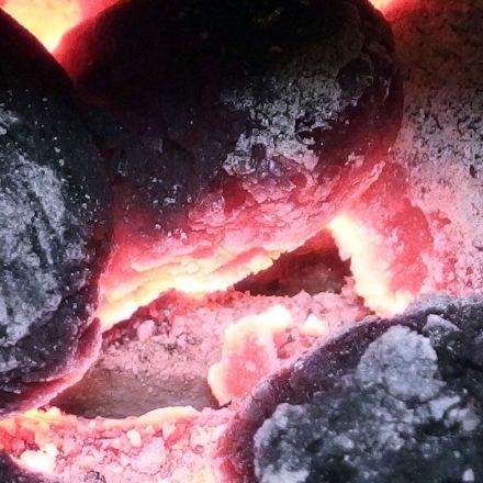 Grillen mit Holzkohle - einfach Feuer machen