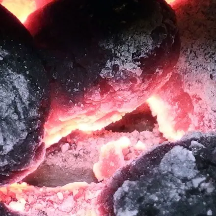 Grillen mit Holzkohle - einfach Feuer machen