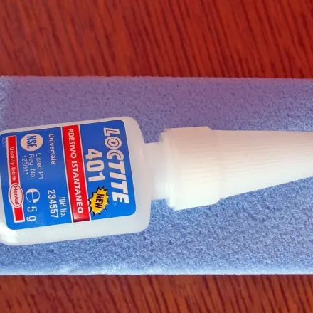 Sekundenkleber von den Fingern mit Bimsstein entfernen