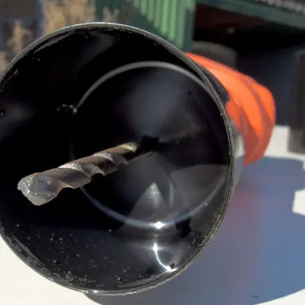 Bohrstaub beim Senkrechtbohren mit Spraydosendeckel vermeiden