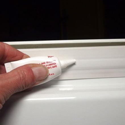 Festfrieren der Gefrierfachklappe mit Silikonfett vermeiden