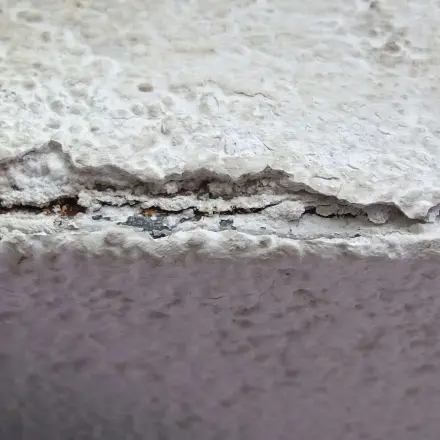 Löcher und lose Wandstellen mit Gips verputzen