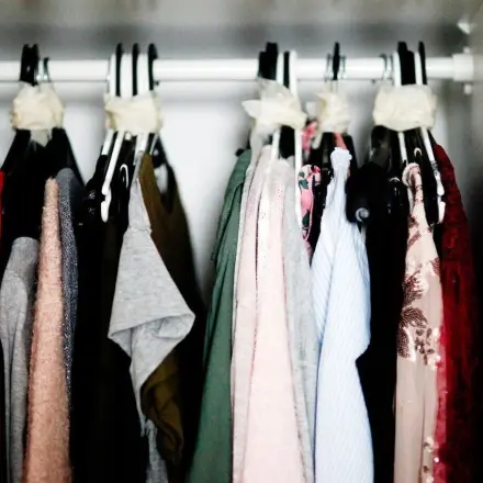 Kleidung für den Umzug verpacken