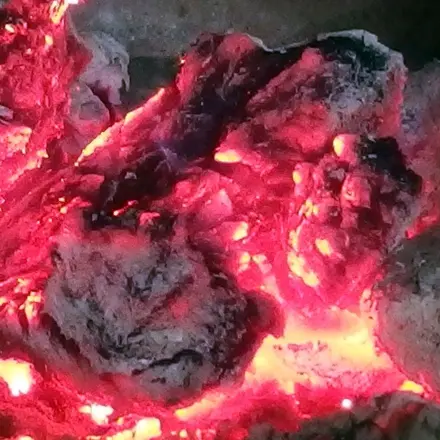 Holz oder Kohle auch ohne Heißluftfön einfach anzünden