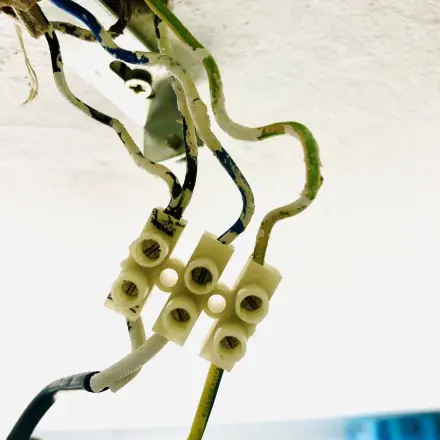 Lampe mit Hilfe einer Lüsterklemme anschließen