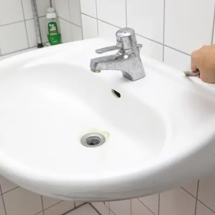 Schimmel im Bad auf Silikonfuge