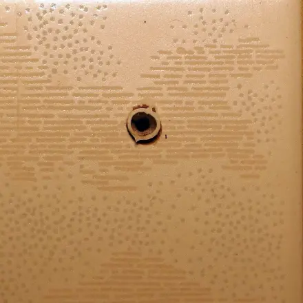 Dübellöcher in Fliesen schließen