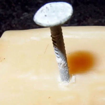 Nägel in hartes Holz schlagen