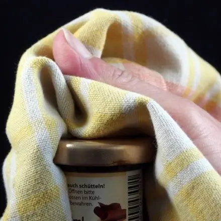 Deckel von Dosen oder Behältern jeder Art leicher öffnen