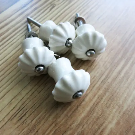 Möbelknöpfe als Handtuchhaken