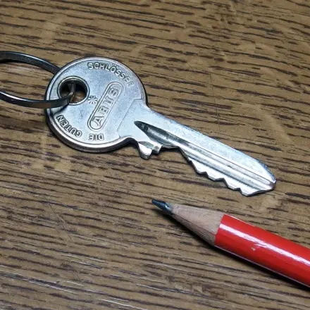 Schwergängige Schlüssel mit Graphit schmieren