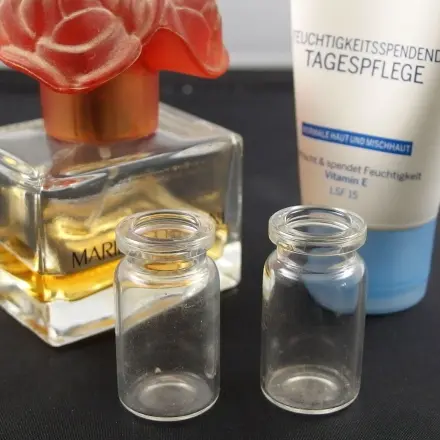 Parfum/Creme auf Reisen in kleine Fläschchen umfüllen