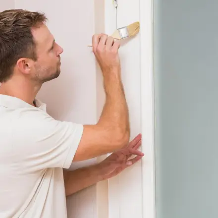 Lackschäden an Türrahmen ausbessern