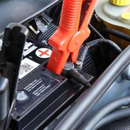 Autobatterie laden und überbrücken