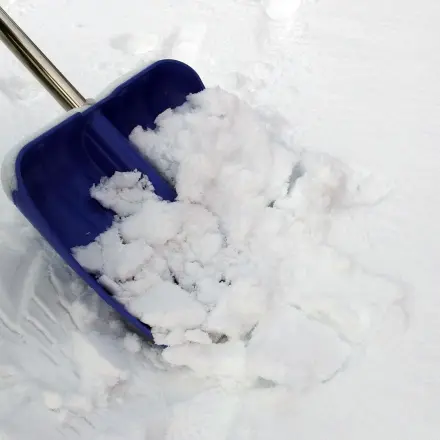 Schneeschaufel mit Wachs präparieren