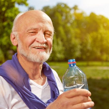 Ältere Menschen bei Sommerhitze mit Flüssigkeit unterstützen