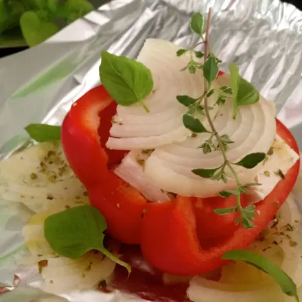 Paprikahälften gefüllt mit Schafs- oder Ziegenkäse