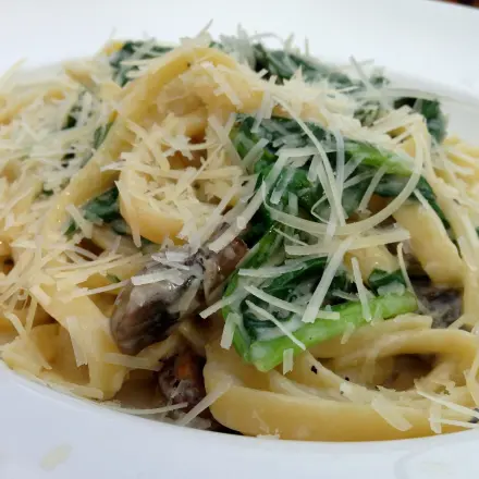 Linguine in cremiger Käse-Pilz-Spinat-Soße - vegetarisch