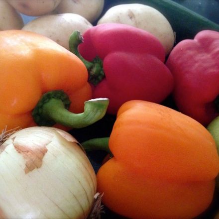 Gemüse und Obst putzen ohne Dreck auf der Arbeitsplatte