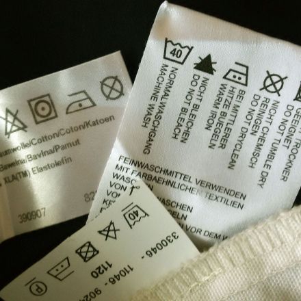 Richtig Wäsche waschen - Anleitung: Etiketten & Sortieren