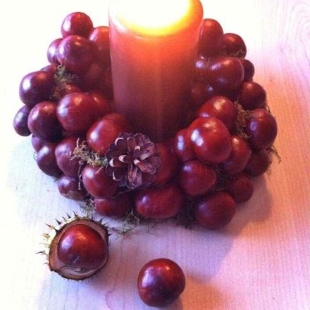 Dekorativer Kastanien-Kerzenkranz