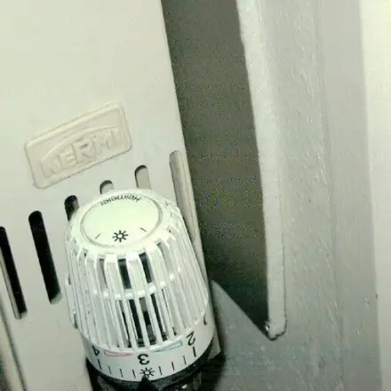 Kosten sparen mit Dämmung hinter dem Heizkörper