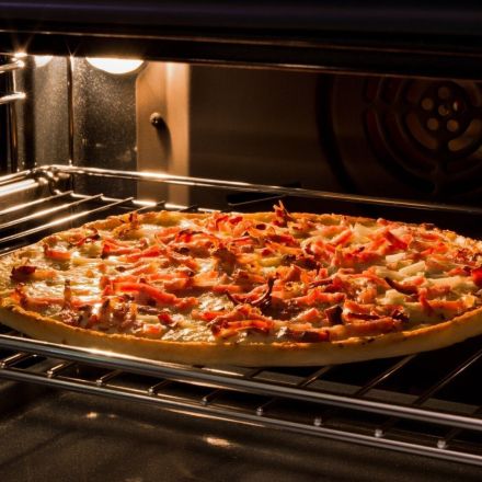 Vorsicht beim Backen von Pizza auf einem Rost