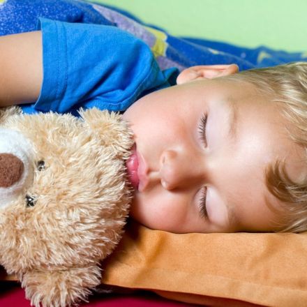 Bettnässen bei Kindern - Ursachen & Tipps