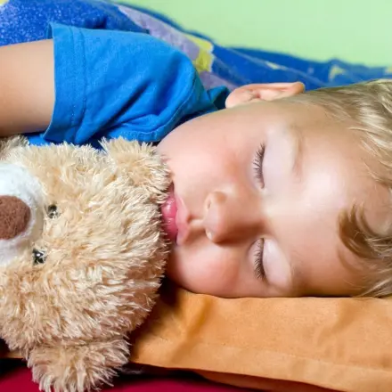 Bettnässen bei Kindern - Ursachen & Tipps