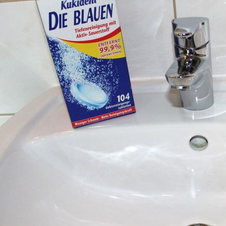 Emaille Waschbecken reinigen mit Gebissreiniger