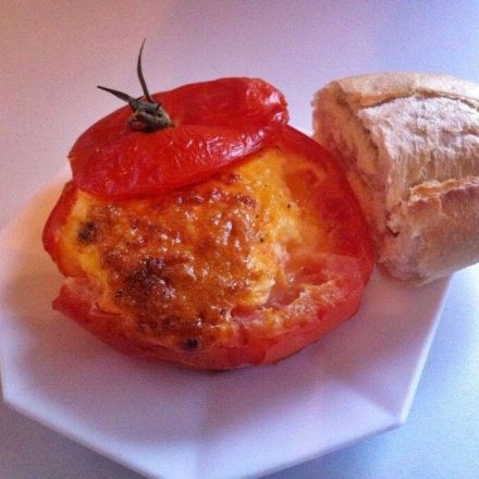 Leckeres Frühstücksei in der Tomate