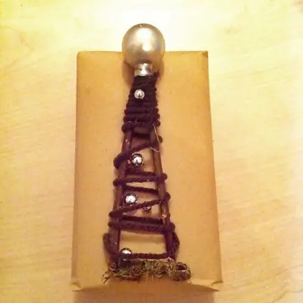 Geschenkverpackung aus Packpapier & Zweigen