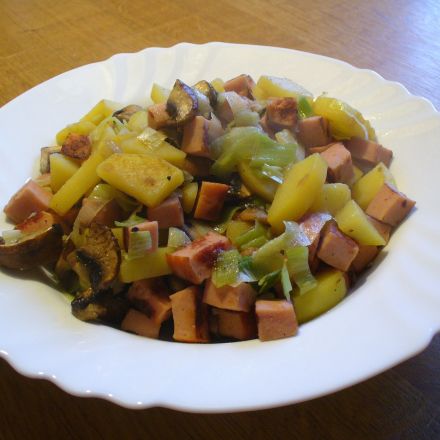 Leberkäse-Pfanne mit Lauch und Champignons