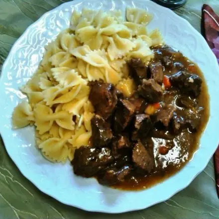 Saftgulasch mit Nudeln oder Kartoffeln