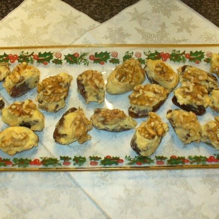 Marzipan-Datteln mit weißer Schokolade und Walnuss