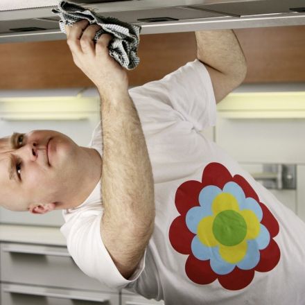 Fett-Staub-Schmiere auf Küchenschränken entfernen