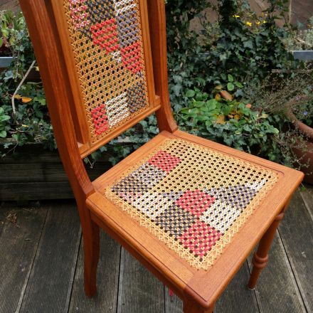 Geflecht von Kaffeehausstühlen mit Kreuzstich besticken