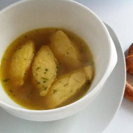 Leckere Grießnockerlsuppe (Grießklößchensuppe)