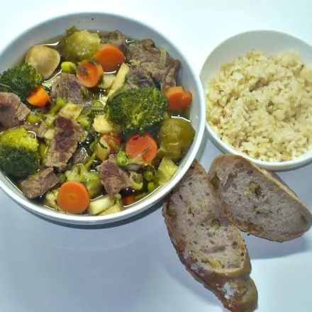 Scharfe Frühlingssuppe mit Rindfleisch