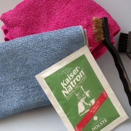 Dunkle Fugen von Bodenfliesen reinigen