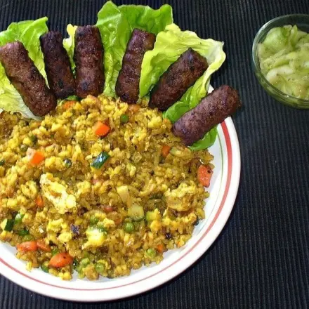 Gehacktesröllchen mit Curry-Gemüsebratreis