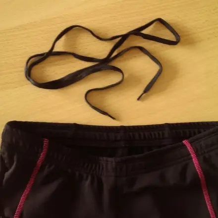 Zugband in Hose durch Schnürsenkel ersetzen